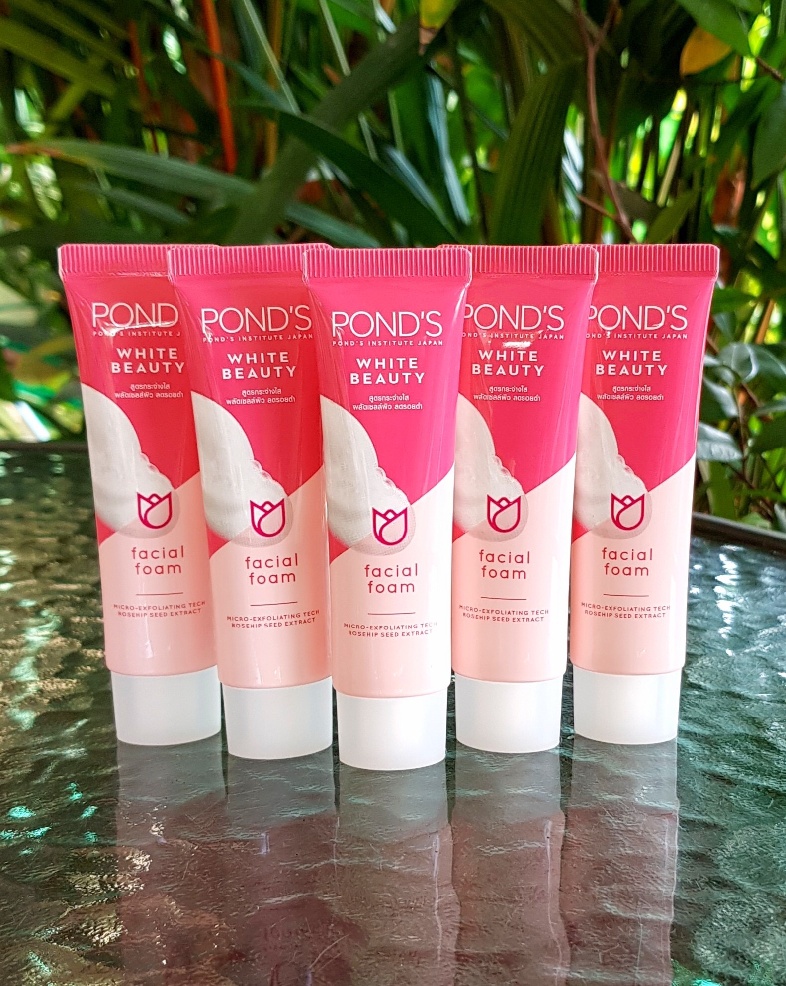 Натуральная Тайская пенка для умывания с жемчужной пудрой PONDS White Beauty Facial Foam купить в Москве и Московской области.