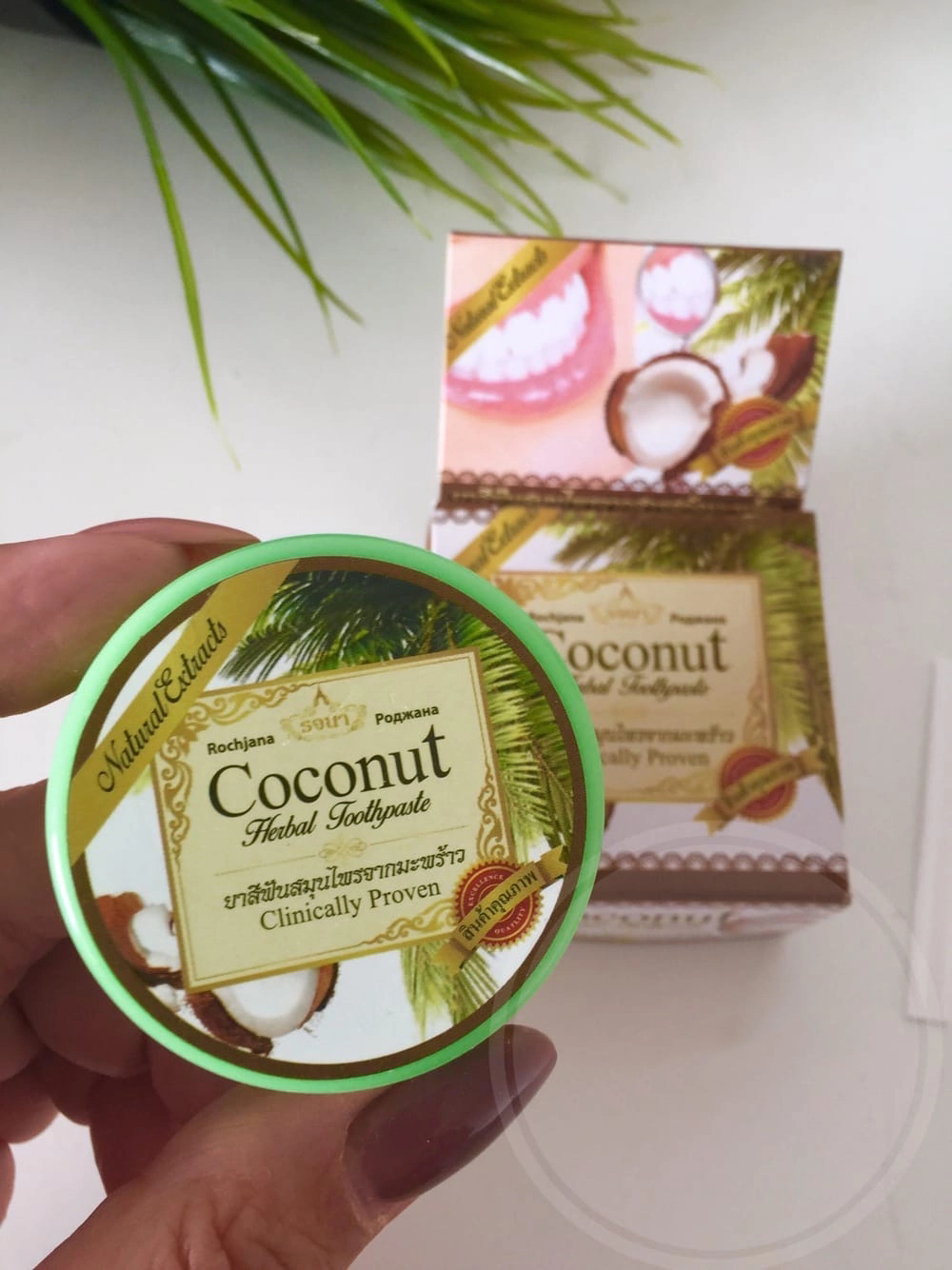 Органическая отбеливающая зубная паста из Таиланда со вкусом кокоса Rochjana
